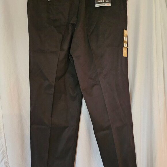 Dockers  Signature Khaki Classic Fit Pleated Front Pant - Picture 2 of 8